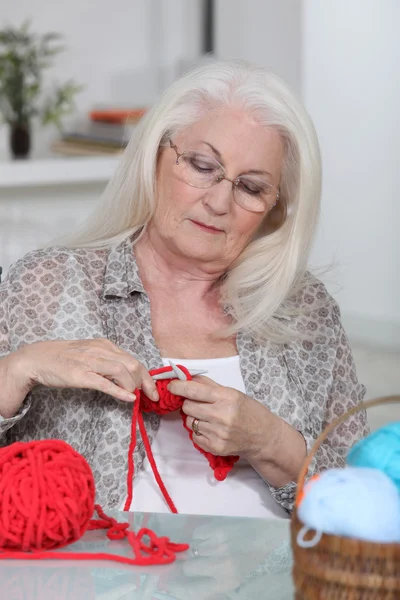 Older woman knitting — Stock Photo, Image