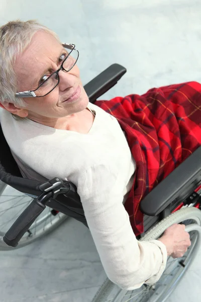 Oude dame in rolstoel — Stockfoto