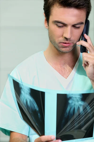 Médico dando informações sobre o caso de um paciente — Fotografia de Stock
