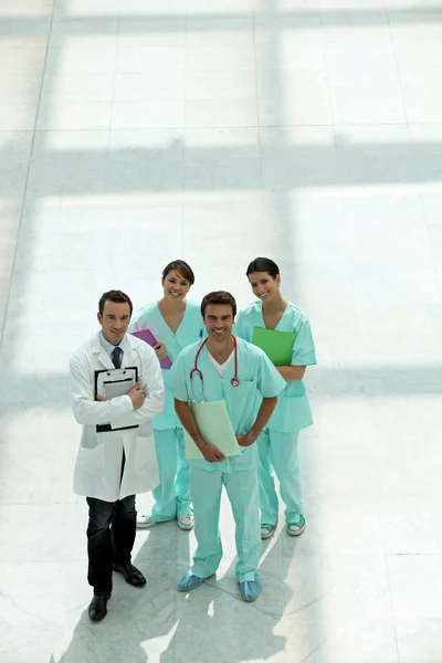 Quatuor médical posant à l'extérieur — Photo