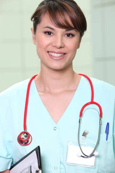 Medic i scrubs med stetoskop och Urklipp — Stockfoto