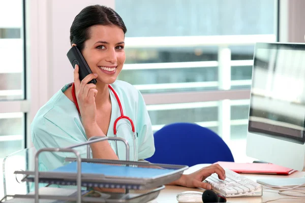 Verpleegkundige antwoordende telefoon — Stockfoto