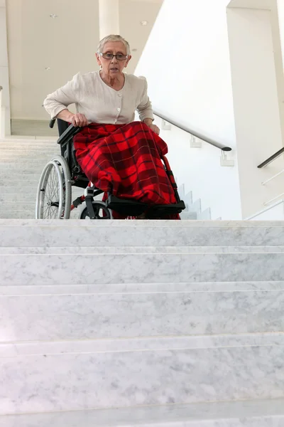 Oude vrouw in rolstoel — Stockfoto