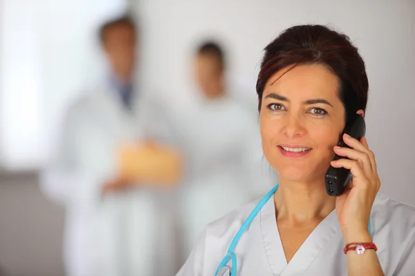 Enfermeira ao telefone — Fotografia de Stock