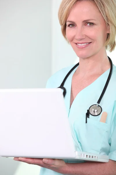Médica feminina com um laptop — Fotografia de Stock