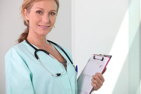 Улыбающаяся женщина-врач со стетоскопом — стоковое фото