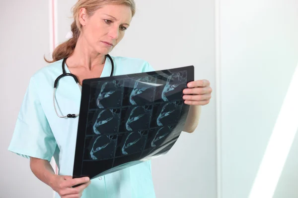 Enfermeira que realiza radiografia — Fotografia de Stock