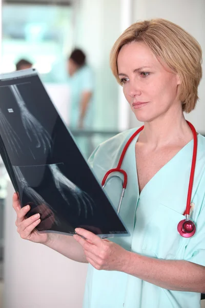 Enfermera mirando rayos X —  Fotos de Stock