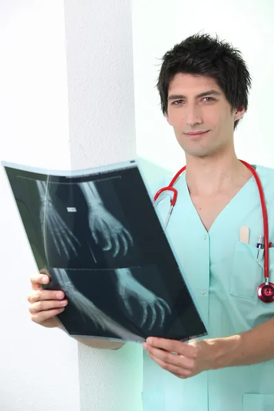 Doktorn tittar på en röntgen — Stockfoto