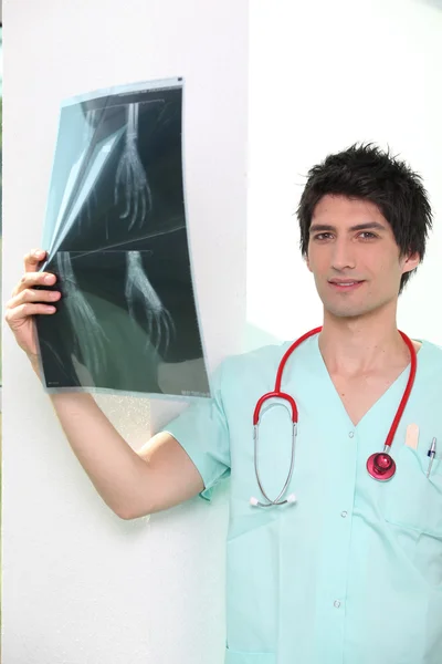 Lekarz gospodarstwa radiografii — Zdjęcie stockowe