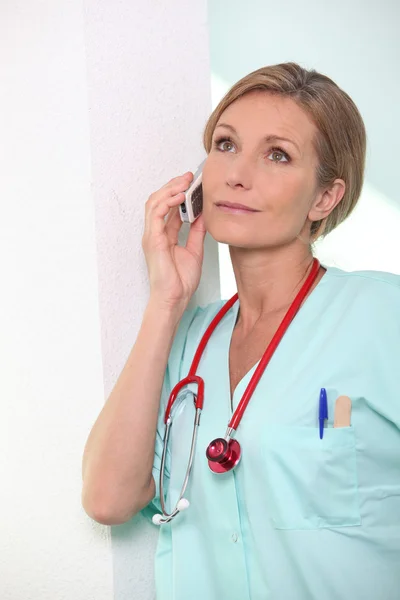 Medic using a mobile phone — Stock Photo, Image