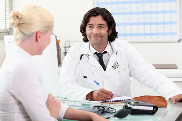Arts raadplegen met een patiënt — Stockfoto