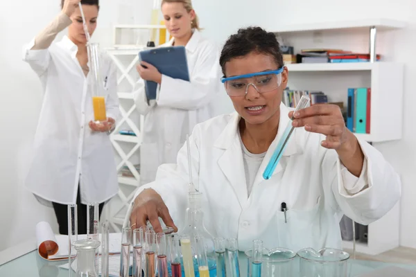 Trío femenino en laboratorio con tubos de ensayo — Foto de Stock
