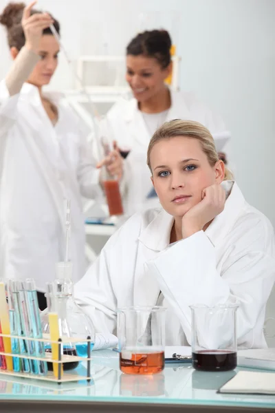 Ženské vědec v lékařské laboratoři — Stock fotografie