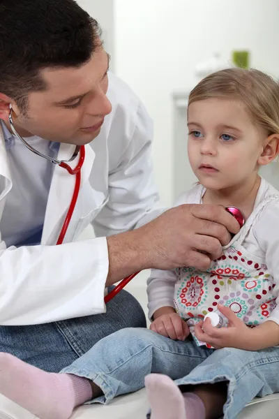 Ein kleines Mädchen beim Arzt. — Stockfoto