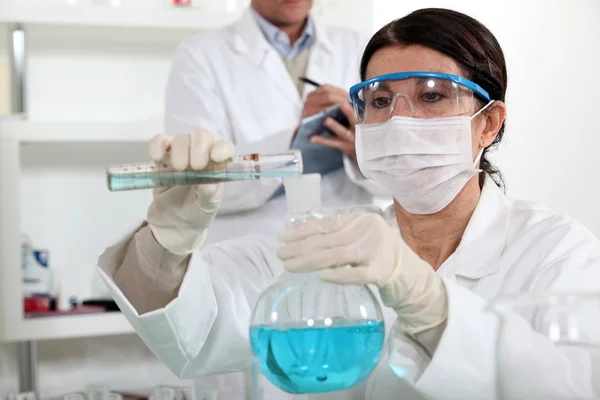 Cientistas a trabalhar num laboratório — Fotografia de Stock