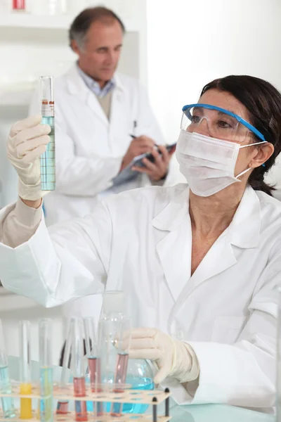 실험실에서 일하는 여자 — 스톡 사진