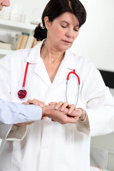 Kvinnan tar patientens blodtryck — Stockfoto