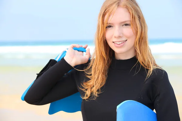 Portret van een jonge vrouw op het strand — Stockfoto