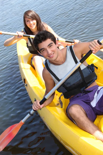 Pareja en kayak —  Fotos de Stock