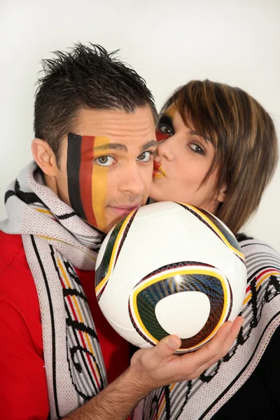 Casal de fãs de futebol abraçando — Fotografia de Stock