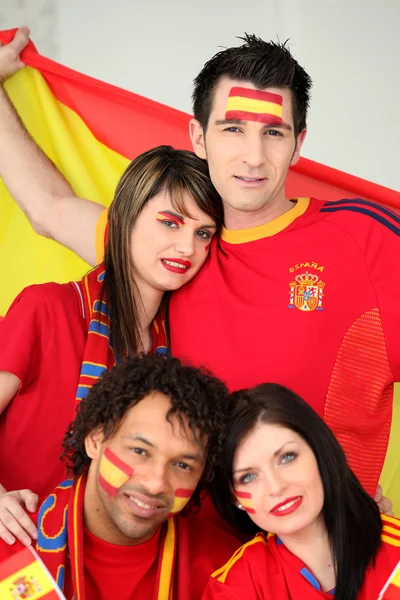 Skupina přátel, podporující španělské fotbalové reprezentace — Stock fotografie