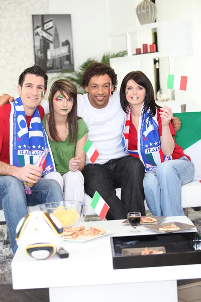 Amigos apoiando o time de futebol italiano — Fotografia de Stock