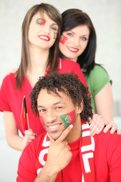 Tres aficionados portugueses al fútbol — Foto de Stock