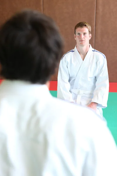 Coppia di giovani uomini che iniziano un attacco di judo — Foto Stock