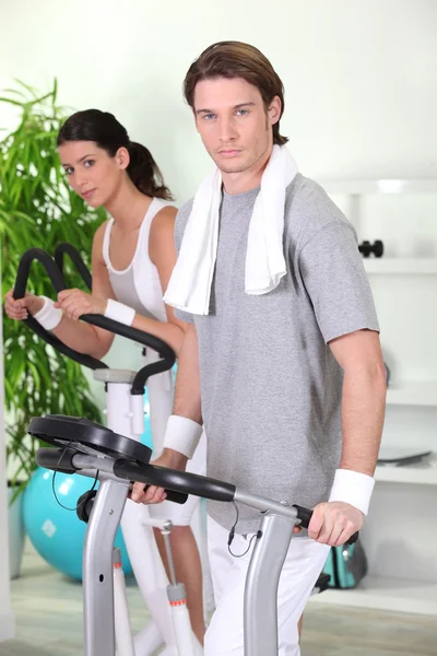 Mann und Frau trainieren in einem Fitnessstudio — Stockfoto