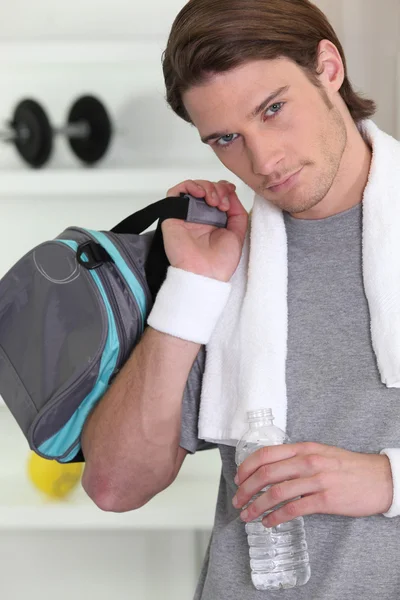 Άνθρωπος με τσάντα στο γυμναστήριο — Φωτογραφία Αρχείου