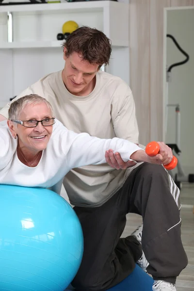 Physiotherapist and mature patient — Stock Photo, Image