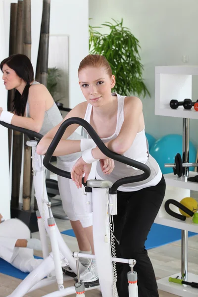 Junge Frau trainiert in einem Fitnessstudio — Stockfoto