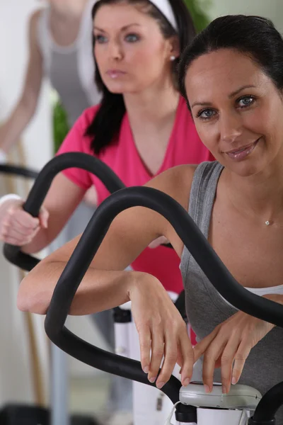 妇女在健身房中使用健身器材 — 图库照片
