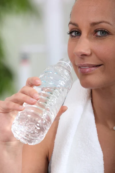 Vrouw drinkwater na sport — Stockfoto