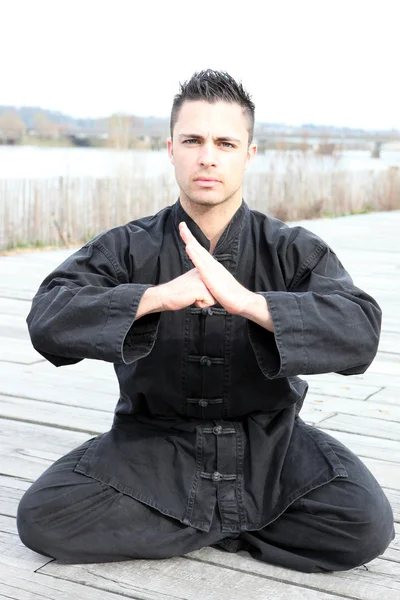 Man praktiserende martial arts buitenshuis — Stockfoto