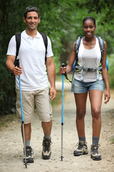 Couple hiking through countryside — Stock Photo, Image