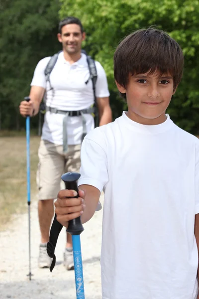 Pai e filho em uma caminhada na montanha — Fotografia de Stock