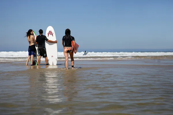 Groep vrienden ongeveer om te surfen — Stockfoto