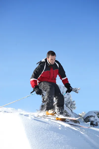 Człowiek na nartach — Zdjęcie stockowe
