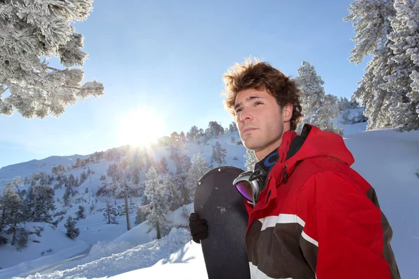 Hombre de pie con snowboard — Foto de Stock