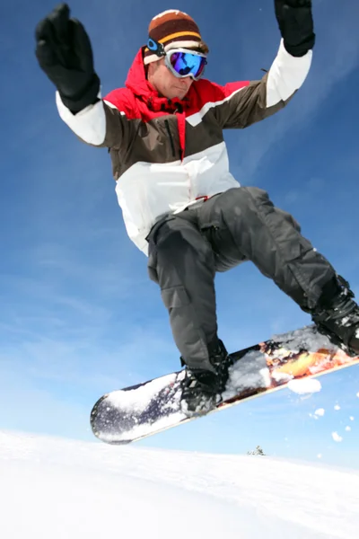 Snowboarder atrapando un poco de aire —  Fotos de Stock