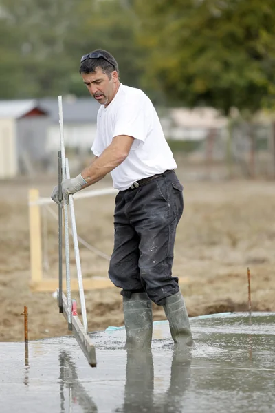 Pracownik budowlany przy użyciu narzędzia techniczne — Zdjęcie stockowe