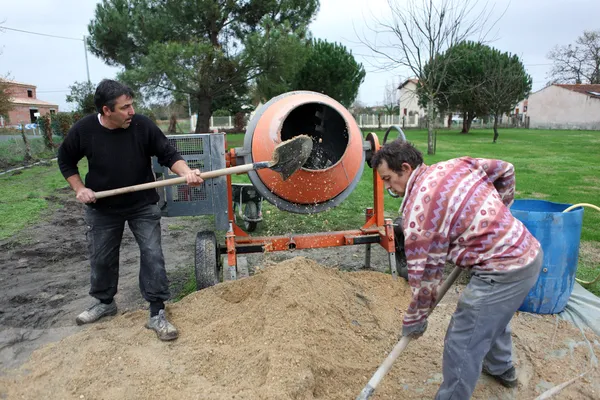 Lavoratori che utilizzano un fissatore di cemento — Foto Stock