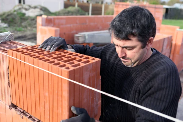 Mason laying bricks — Stock Photo, Image