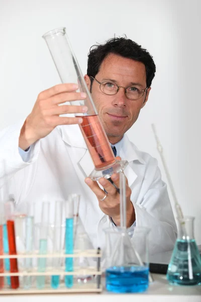 An experienced scientist proud of his job — Stock Photo, Image