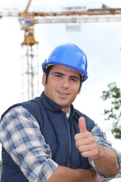 Um trabalhador da construção dando o polegar para cima . — Fotografia de Stock