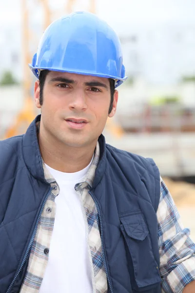 Trabalhador da construção em um chapéu duro — Fotografia de Stock