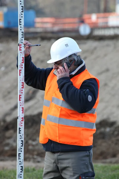Ingeniero civil sosteniendo una barra de elevación — Foto de Stock