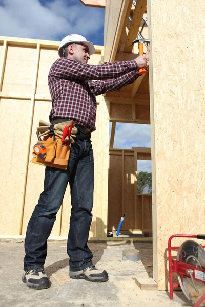Woodworker inşaat sitesinde — Stok fotoğraf